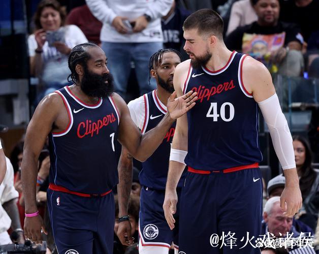 在穹顶球馆取得胜利！灰熊官方发布战胜快船海报