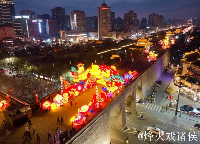 西安城墙:流光溢彩迎马年 西安城墙:流光溢彩迎马年